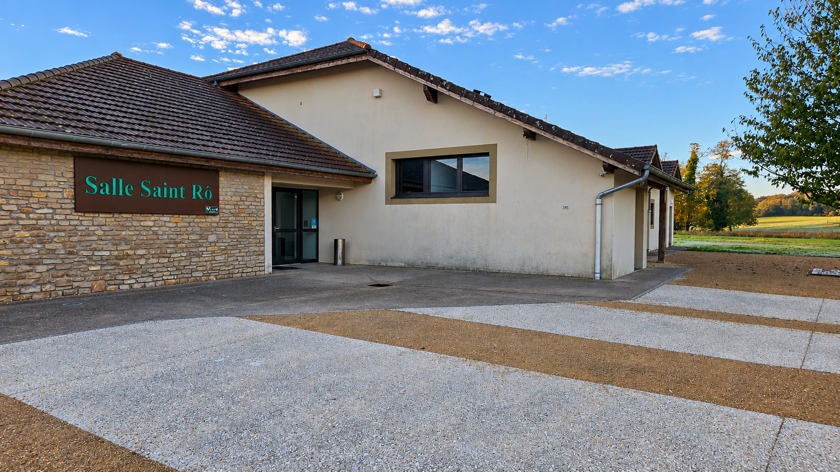 Vue extérieure complète de la salle Saint Rô à Courtenay